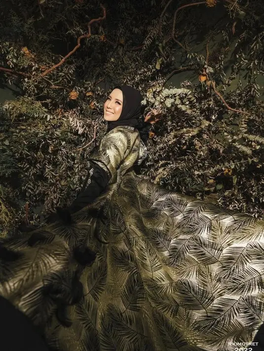 Tya Ariestya pun diketahui menjalani pemotretan dengan mengusung 2 konsep. (Instagram/tyaariestya).