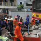 Menjadi korban kereta tabrak metromini di Angke, Slamet harus merelakan kepergian calon istrinya. 