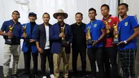 Mantan pelatih Persib Bandung era 90-an, Indra Thohir (dua dari kiri), setelah menerima penghargaan dari Forum Wartawan Persib (FWP) (22/2/2020). (Bola.com/Erwin Snaz)