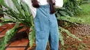 Menggunakan konsep busana serba putih yang dipadukan dengan jumpsuit jeans serta busket hat, gaya gadis 9 tahun ini banjir pujian. Tak sedikit pula yang menyebut jika penampilannya di berbagai kesempatan terlihat sederhana namun tetap stylish. (Liputan6.com/IG/@graciellaabigail)