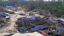 Sejumlah tenda pengungsi Rohingya hancur akibat hantaman Topan Mora di kamp pengungsian bagi muslim Rohingya di Cox's Bazar, Bangladesh (31/5). Akibat bencana tersebut sekitar 300 orang terpaksa dievakuasi. (AFP Photo/Str)