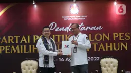 Ketua KPU RI Hasyim Asy'ari menerima berkas dari Ketua Umum Partai Perindo, Hary Tanoesoedibjo di Gedung Komisi Pemilihan Umum (KPU) RI, Jakarta, Senin (1/8/2022). Pendaftaran calon partai politik (parpol) peserta Pemilu dimulai tanggal 1 hingga 14 Agustus 2022. Pada hari pertama partai yang mendaftar yakni PDIP, PKS, PKP, Partai Reformasi, Partai Nasdem, Partai Prima, Perindo, dan PBB. (Liputan6.com/Angga Yuniar)