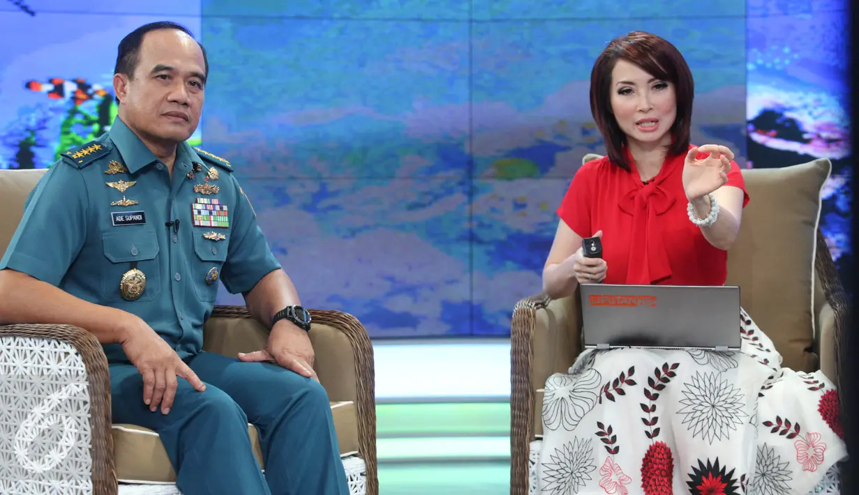 KSAL Laksamana TNI Ade Supandi berbincang dengan news anchor Liputan6 di Studio SCTV, Jakarta, Sabtu (15/8/2015). Demi menyelamatkan laut Indonesia, SCTV dan TNI AL bekerja sama melakukan Ekspedisi Sejuta Terumbu Karang.  (Liputan6.com/Faizal Fanani)