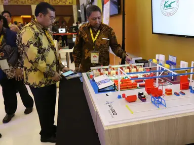 Pengunjung melihat produk teknologi industri saat pameran Indonesia Industrial Summit 2018 di JCC, Jakarta, Rabu (4/4). Pameran tersebut merupakan pameran teknologi di bidang industri. (Liputan6.com/Angga Yuniar)