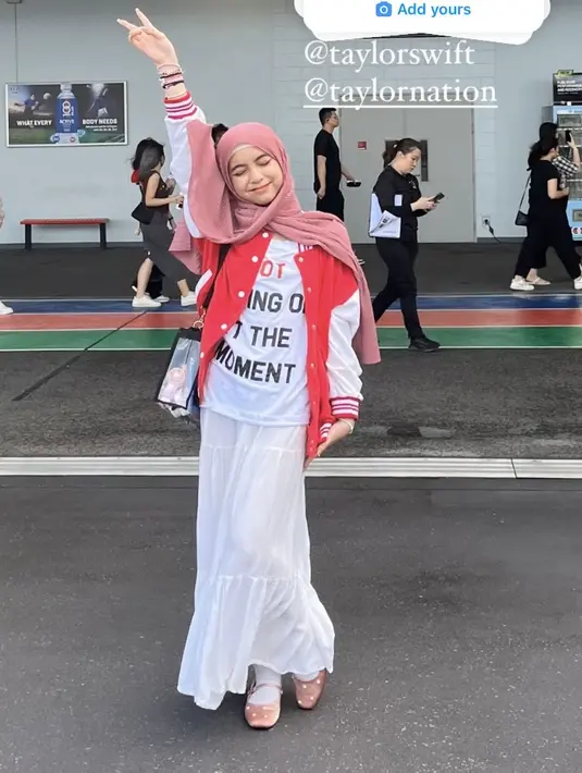 Saat konser, Sienna tampil mengenakan serba putih. Dari atasan tshirt hingga rok panjang rufflenya. [@siennn.kasya]