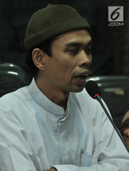 Ustaz Abdul Somad memberi keterangan pers usai pertemuan di Kantor MUI, Jakarta, Rabu (21/8/2019). Ustaz Abdul Somad diundang MUI untuk klarifikasi atau tabayyun video ceramahnya yang viral karena dianggap menghina salah satu agama. (merdeka.com/Iqbal S. Nugroho)