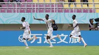 Selebrasi pemain Timnas Mali U-17, Mamadou Doumbia (tengah), setelah mencetak gol ke gawang Uzbekistan U-17 dalam pertandingan babak penyisihan Grup B Piala Dunia U-17 di Stadion Manahan, Solo. Jumat (10/11/2023). (Bola.com/Arief Bagus)
