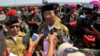 Gubernur DIY Yogyakarta Sri Sultan Hamengkubuwono mendapatkan baret Hitam dari Panglima TNI di Surabaya, (6/10/14). (Liputan6.com/Johan Tallo)