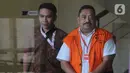 Kontraktor yang merupakan tersangka penyuap Bupati Indramayu, Carsa (kanan) tiba untuk menjalani pemeriksaan di Gedung KPK, Jakarta, Rabu (18/12/2019). Carsa diperiksa terkait dugaan korupsi suap pengaturan proyek di lingkungan Pemerintah Kabupaten Indramayu Tahun 2019. (merdeka.com/Dwi Narwoko)