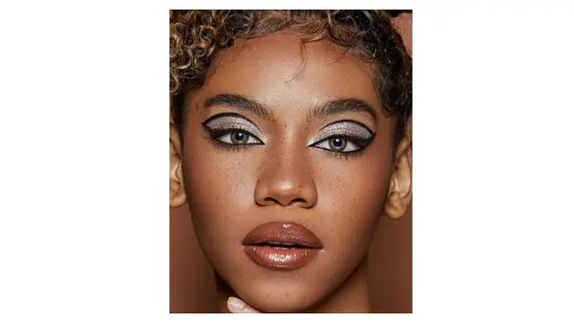 6 Potret Zsa Zsa Utari 'Si Cemong' saat Makeup Tebal, Makin Mirip Seleb Hollywood