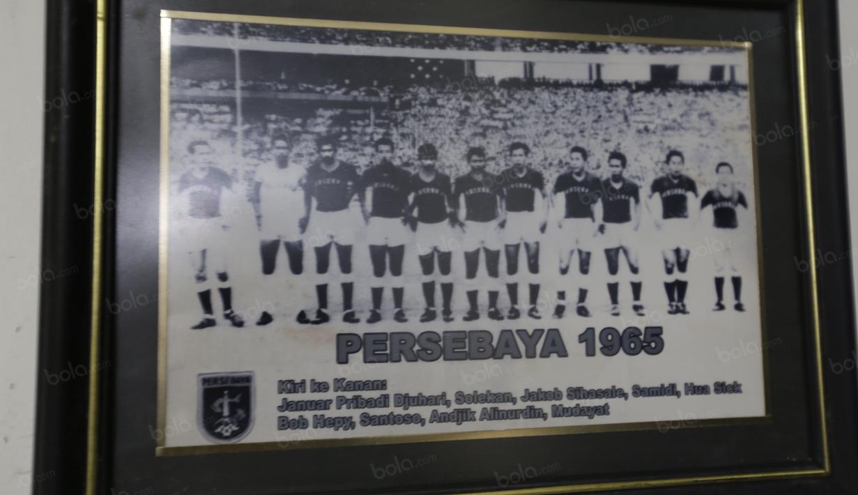 Foto Tim Persebaya Surabaya pada tahun 1965 terpampang pada salah satu ruangan di Wisma Persebaya Karanggayam, Surabaya, Jumat(10/6/2016). (Bola.com/Nicklas Hanoatubun)