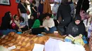 Para pelayat terus berdatangan untuk memberikan penghormatan terakhirnya. Gurat kesedihan begitu tampak disamping jenazah yang telah terbujur kaku. (Adrian Putra/Bintang.com)