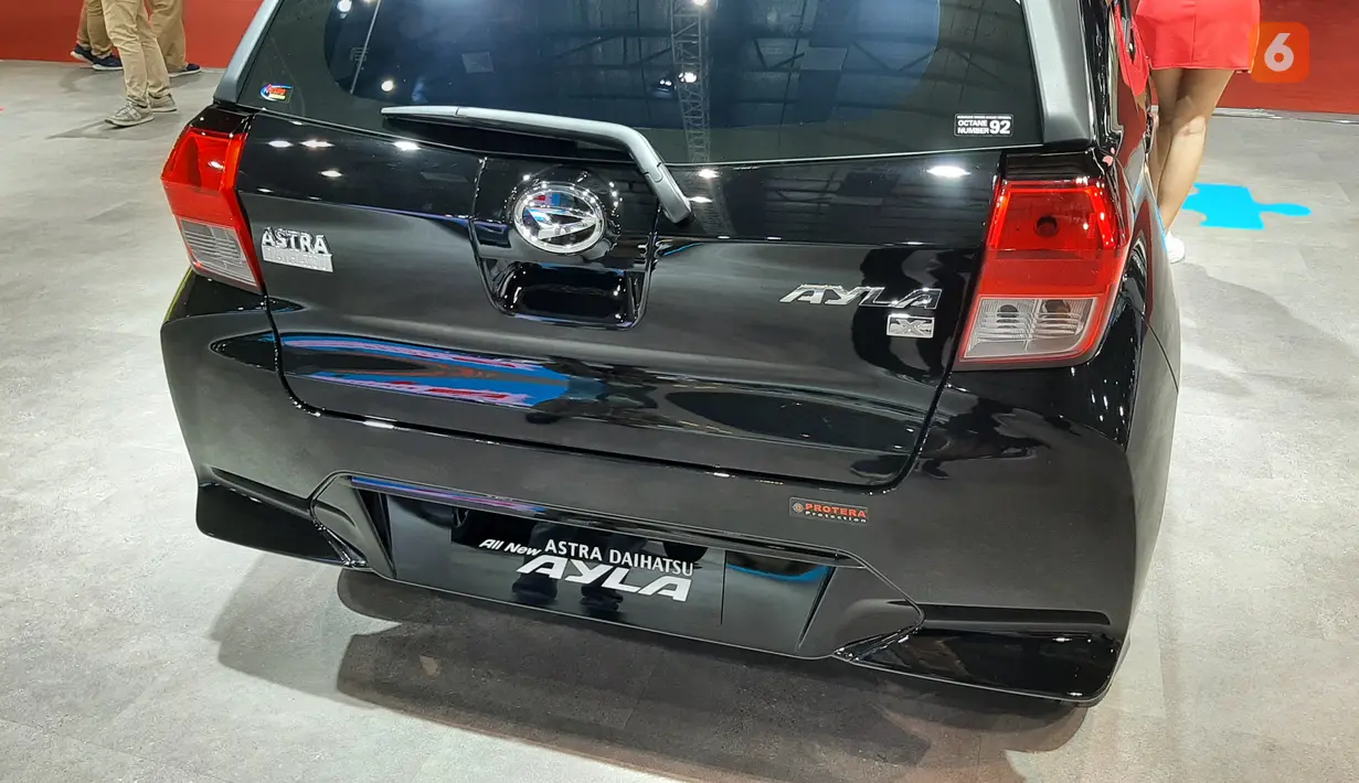 Bagian buritan mobil ini terlihat lebih simple berkat tidak adanya garnish reflektor di pintu bagasi.