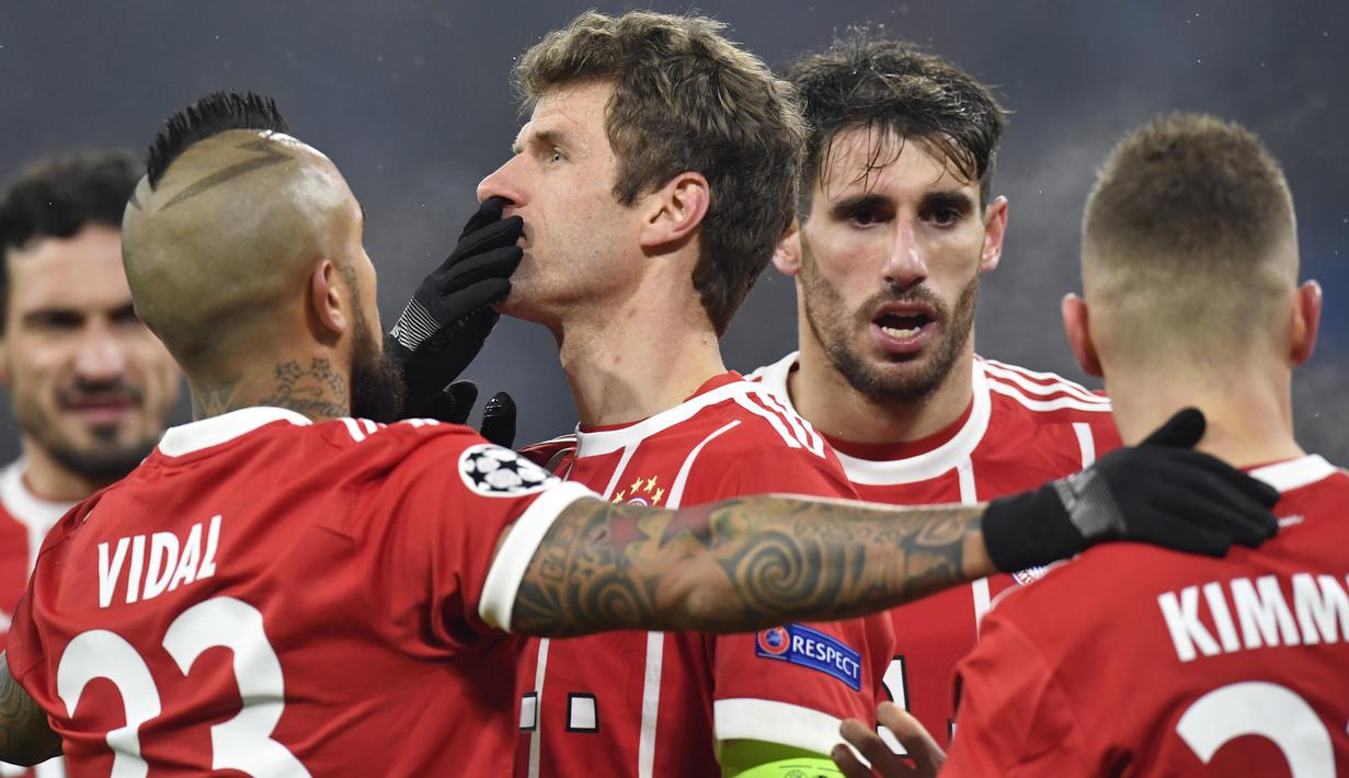 Para pemain Bayern Munchen merayakan gol yang dicetak Thomas Mueller ke gawang Besiktas pada laga Liga Champions di Stadion Allianz Arena, Munchen, Selasa (20/2/2018). Munchen menang 5-0 atas Besiktas. (AFP/Thomas Kienzle)