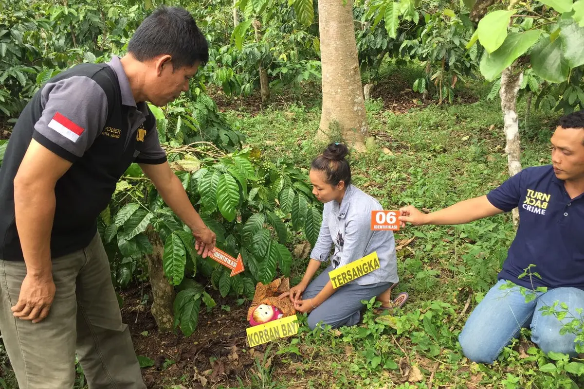 Adegan rekonstruksi tersangka membuang bayinya di semak kebun kopi (Liputan6.com/Nefri Inge)