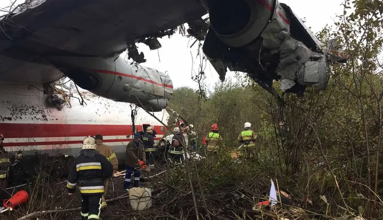 Tim penyelamat memeriksa lokasi kecelakaan pesawat kargo Antonov-12 di Lviv, Ukraina, Jumat (4/10/2019). Pesawat Ukraina Air Alliance itu kehabisan bahan bakar sebelum memutuskan mendarat di Lviv. (HANDOUT/UKRANIAN EMERGENCY MINISTRY/AFP)