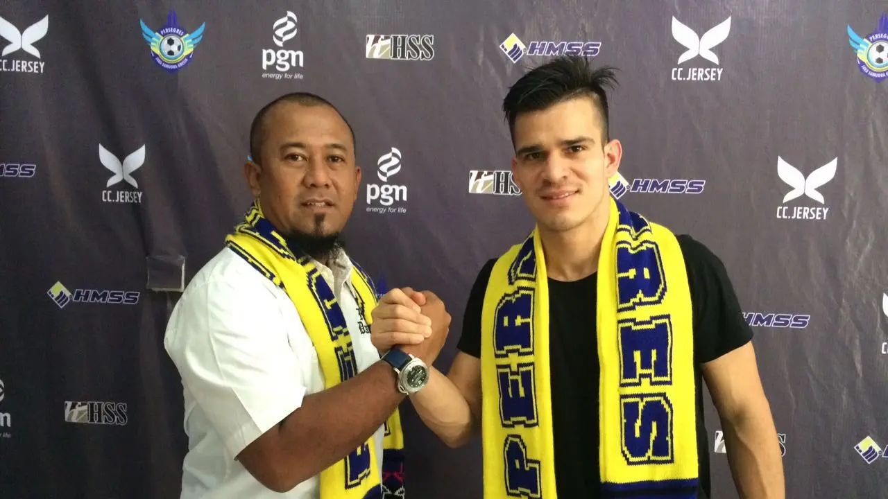 Gustavo Giron, resmi meneken kontrak dengan Persegres Gresik United pada Selasa (6/9/2016). (Bola.com/Fahrizal Arnas)