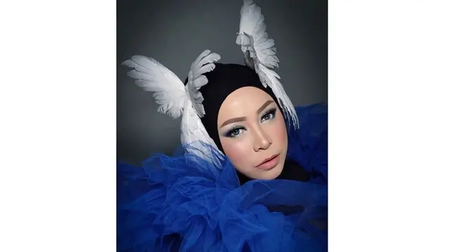 6 Gaya Nyentrik Melly Goeslaw, Unik dan Memukau