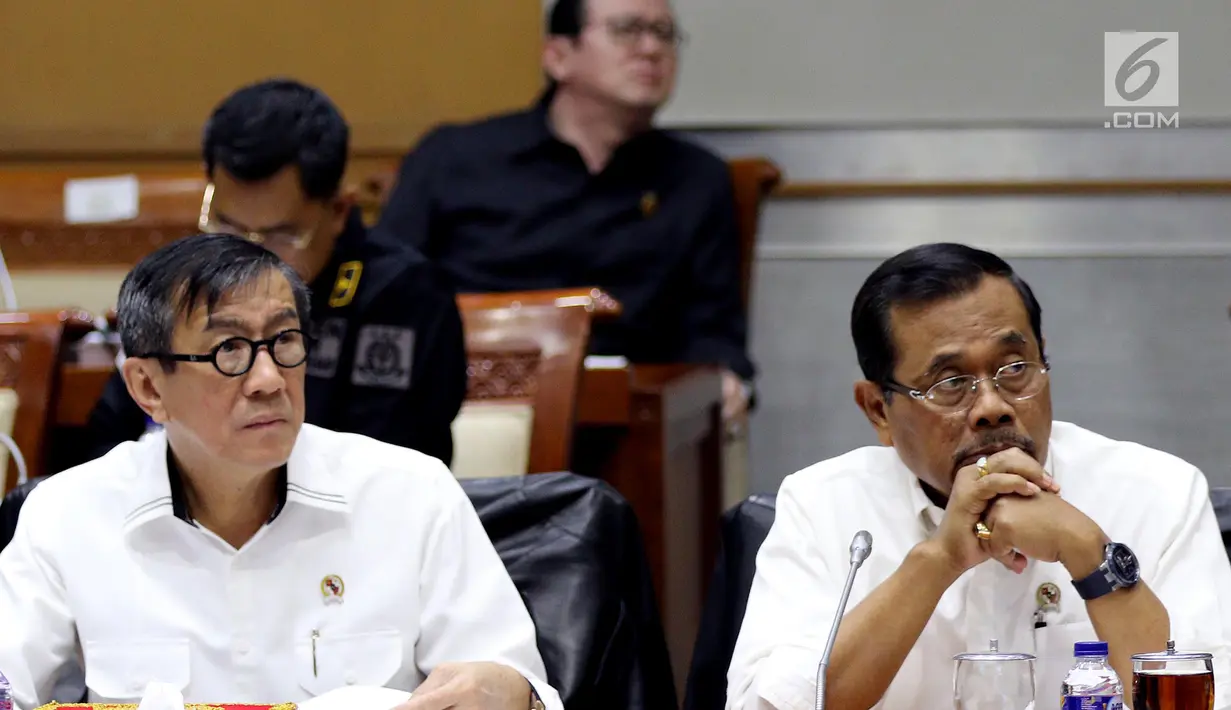 Menteri Hukum dan HAM Yasonna Laoly (kiri) bersama Jaksa Agung HM Prasetyo (kanan) mengikuti rapat kerja dengan Komisi III DPR di Kompleks Parlemen, Senayan, Jakarta, Kamis (13/9).(Liputan6.com/JohanTallo)