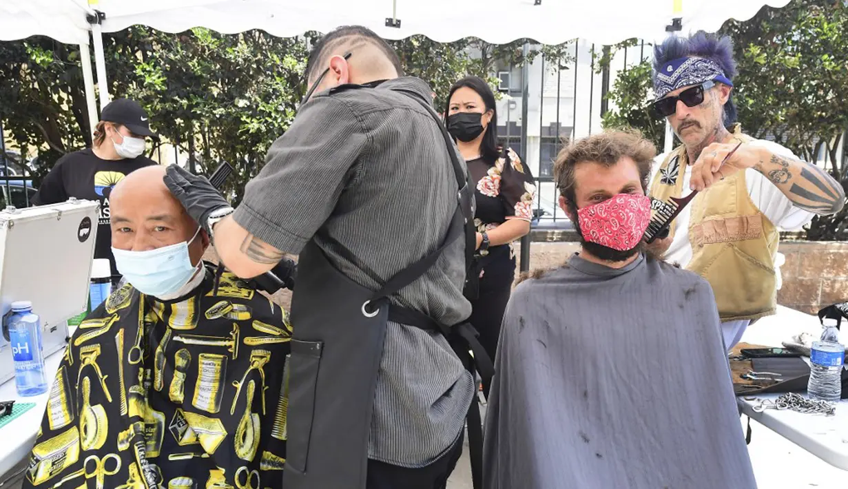 Cukur rambut gratis untuk para tunawisma ditawarkan dalam Los Angeles Mission di Los Angeles, California, Amerika Serikat, 12 Juli 2021. Aksi ini kerja sama penata rambut selebriti Jason Schneidman dari The Men's Groomer dengan The Barber Truck dan LA Mission. (Frederic J. BROWN/AFP)
