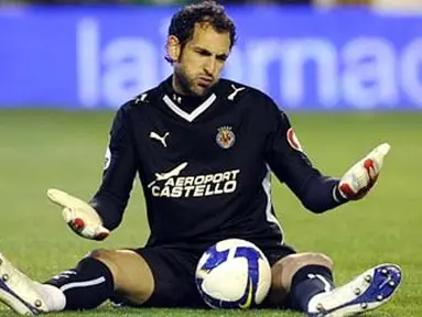 Villarreal's Goalkeeper Diego Lopez gestures during their Spanish league football match at Ruiz de Lopera stadium in Seville on March, 1 2009. AFP PHOTO/CRISTINA QUICLER