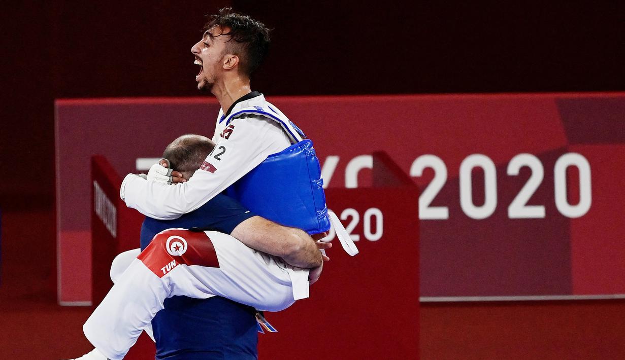 Atlet berusia 19 tahun itu berhasil meraih medali perak dalam cabang olahraga taekwondo pada Minggu (25/7/2021). (Foto/AFP/Javier Soriano)