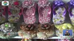 Dibantu anaknya, seorang ibu di Sidoarjo memproduksi kreasi rumahan berupa kerajinan sandal jepit hias. Karya pernah dijual ke luar negeri dan beromzet hingga Rp 10 juta per bulan.