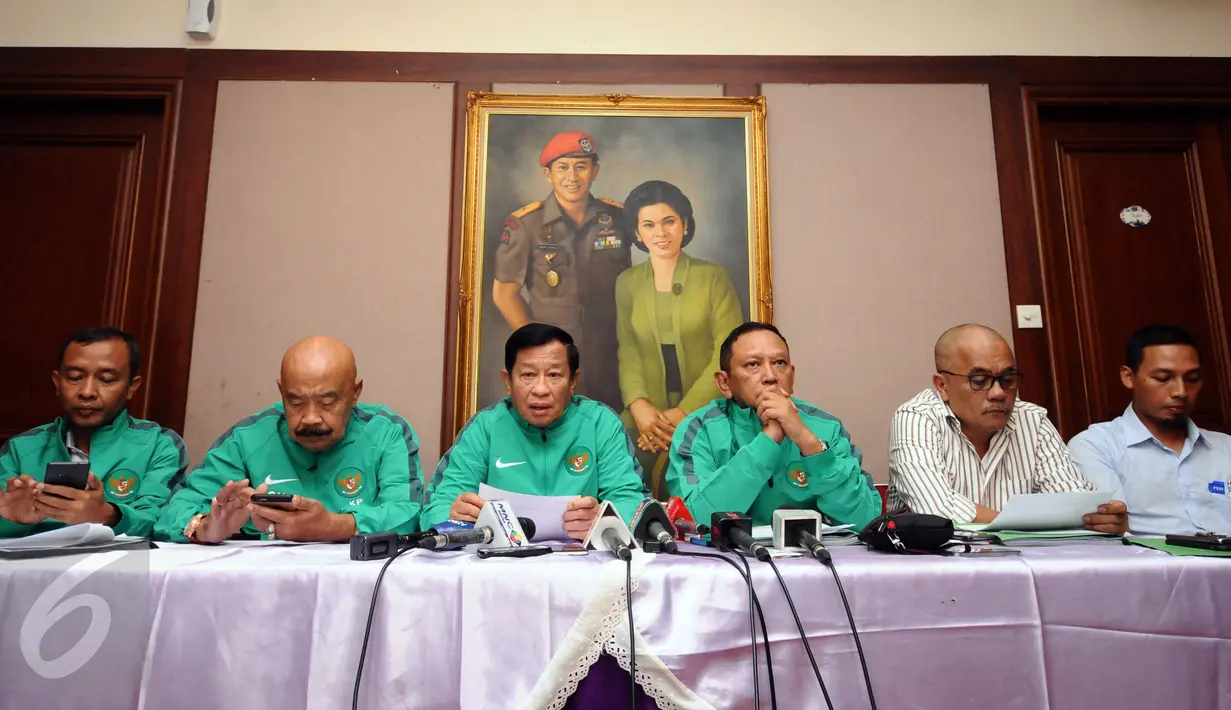 Ketua Komite Pemilihan PSSI, Agum Gumelar (ketiga kiri) menjelaskan hasil putusan verifikasi di Jakarta, Sabtu (10/9). 17 nama bakal calon wakil ketua umum dan 57 bakal anggota komite eksekutif PSSI diumumkan lolos. (Liputan6.com/Helmi Fithriansyah)