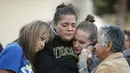 Sejumlah wanita menangis saat melakukan aksi simpatik mengenang korban penembakan di Kampus Umpqua Community College di Roseburg, Sabtu (3/10/2015). Setidaknya 15 orang tewas dalam peristiwa tersebut. (REUTERS / Lucy Nicholson)