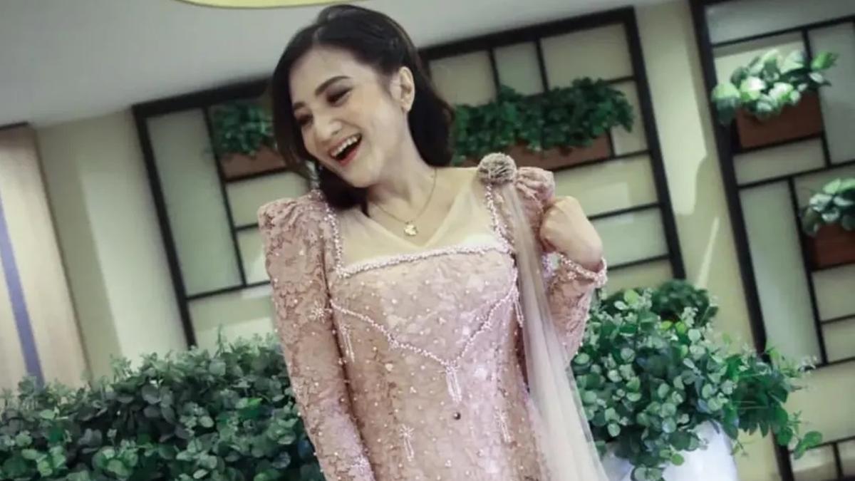 5 Potret Kebaya Kiki Amalia saat Jadi MC, Detail Payet dan Bordirnya Menawan