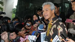 Gubernur Jawa Tengah Ganjar Pranowo memberikan keterangan di Gedung KPK, Jakarta, Rabu (7/12). Ganjar dimintai kesaksian sesuai kapasitasnya sebagai mantan anggota Komisi II DPR ketika proyek e-KTP dilaksanakan. (Liputan6.com/Helmi Afandi)