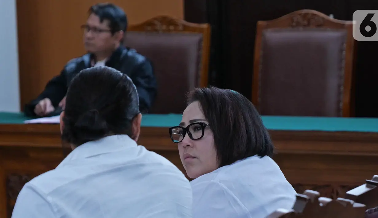 Pelawak Tri Retno Prayudati alias Nunung dan suaminya, July Jan Sambiranakan saat menjalani sidang perdana kasus kepemilikan Narkoba jenis sabu di Pengadilan Negeri Jakarta Selatan, Rabu (2/10/2019). (Liputan6.com/Herman Zakharia)