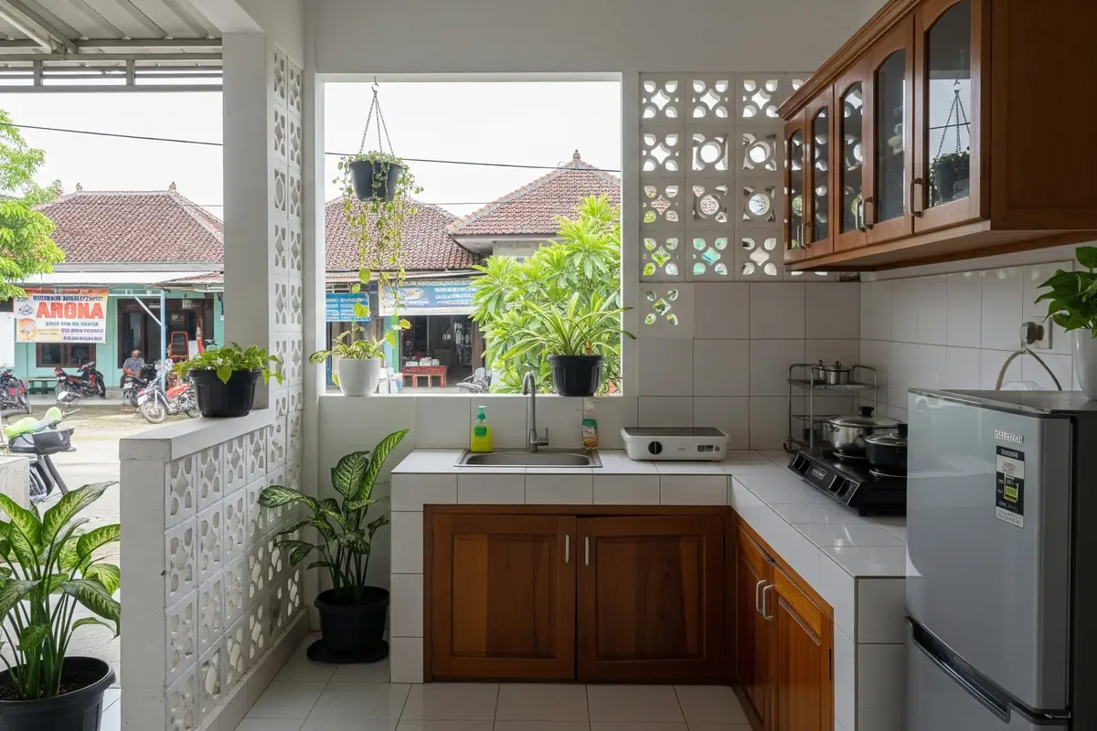 Desain Dapur Kecil Minimalis dengan Kombinasi Roster dan Tanaman