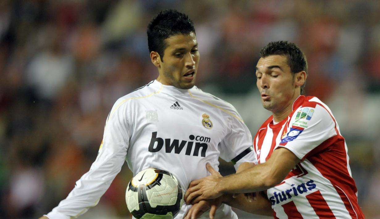 3. Ezequiel Garay - Bek tangguh tersebut pernha merasakan bermain bersama Lionel Messi di timnas Argentina dan Cristiano Ronaldo di Real Madrid. Pemain 32 tahun tersebut mengakui bahwa Lionel Messi adalah pemain terbaik di dunia saat ini. (AFP/Miguel Riop