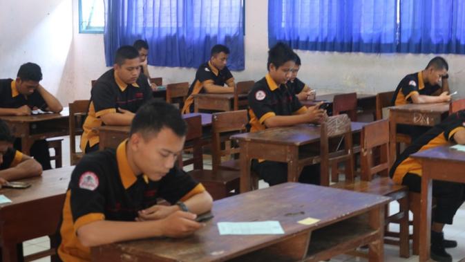 Melihat Siswa Smk Purbalingga Ujian Nasional Dengan Ponsel