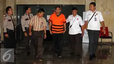 Mantan calon Wakil Bupati Lebak 2013 -2018 Kasmin ditahan, usai menjalani pemeriksaan di KPK, Jakarta, Selasa (18/8/2015). Kasmin ditahan karena diduga menyuap mantan Ketua MK Akil Mochtar dalam sengketa Pilkada Lebak 2013. (Liputan6.com/Helmi Afandi)