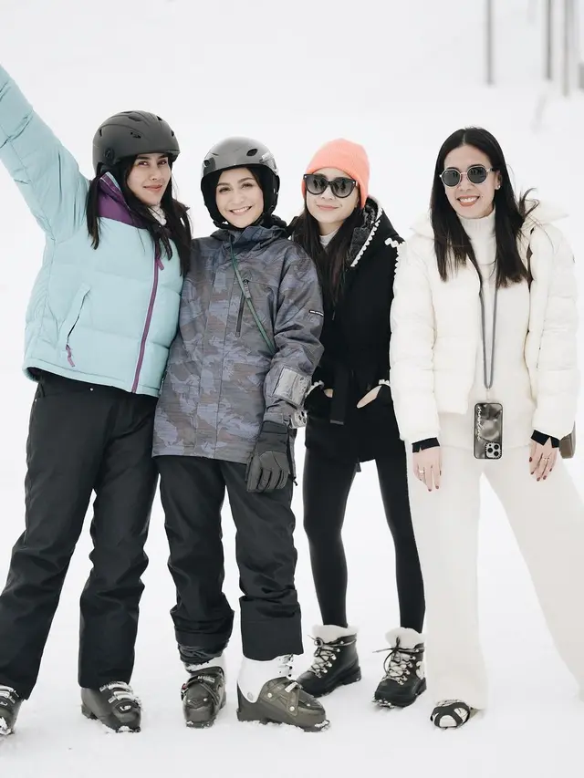 7 Potret Raffi Ahmad dan Keluarga Liburan di Hakuba, Seru Main Ice Skating