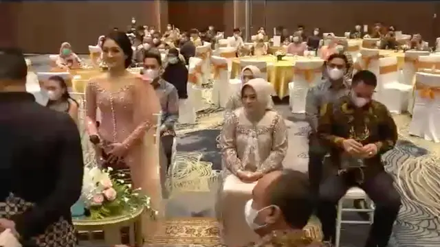 Momen Tunangan Briptu Muthia Syahra, Putri Artis Senior Yanti Yasser. (Sumber: Youtube/Yanti Yasser Official New)