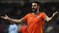 CIAMIK - Alvaro Negredo mencetak gol ciamik dari belakang gawang saat melakoni sesi latihan bersama Valencia. (Jorge Guerrero / AFP)