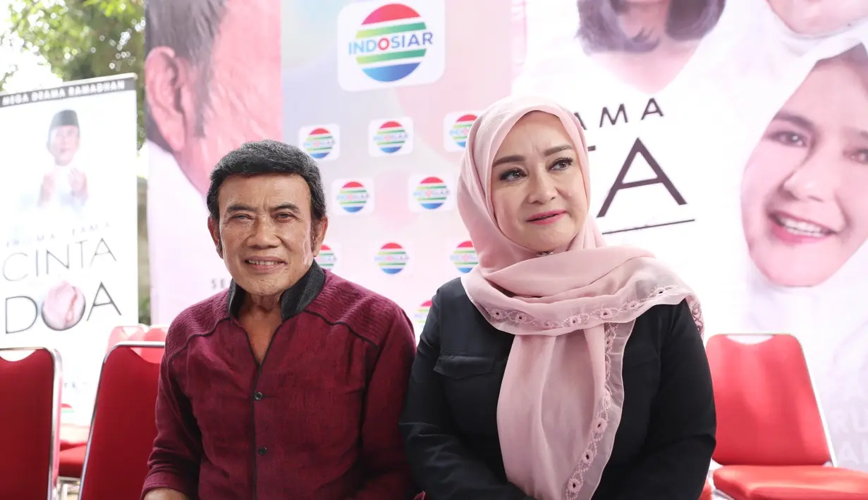 "Jadi saya kemarin teleponan sama Elvy, saya bilang pertama anda harus sabar, jangan stres, bahwa memang kita nih sedang diserang ini," kata Rhoma Irama di kawasan Kebagusan, Jakarta Selatan, Kamis (1/3/2018). (Nurwahyunan/Bintang.com)