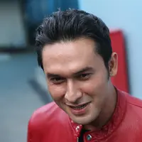 "Kalau yang sama Umi Pipik mah saya temenan aja. Kalau kemarin saya ngirim bunga itu saya yang salah, saya yang iseng," tutur Indra Bruggman di studio Trans TV, kawasan Tendean, Jakarta Selatan, Kamis (28/9). (Nurwahyunan/Bintang.com)