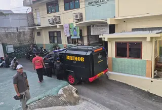 Gegana Brimob dalami dugaan teror bom 10 sekolah di Depok. (Liputan6.com/Dicky Agung Prihanto)