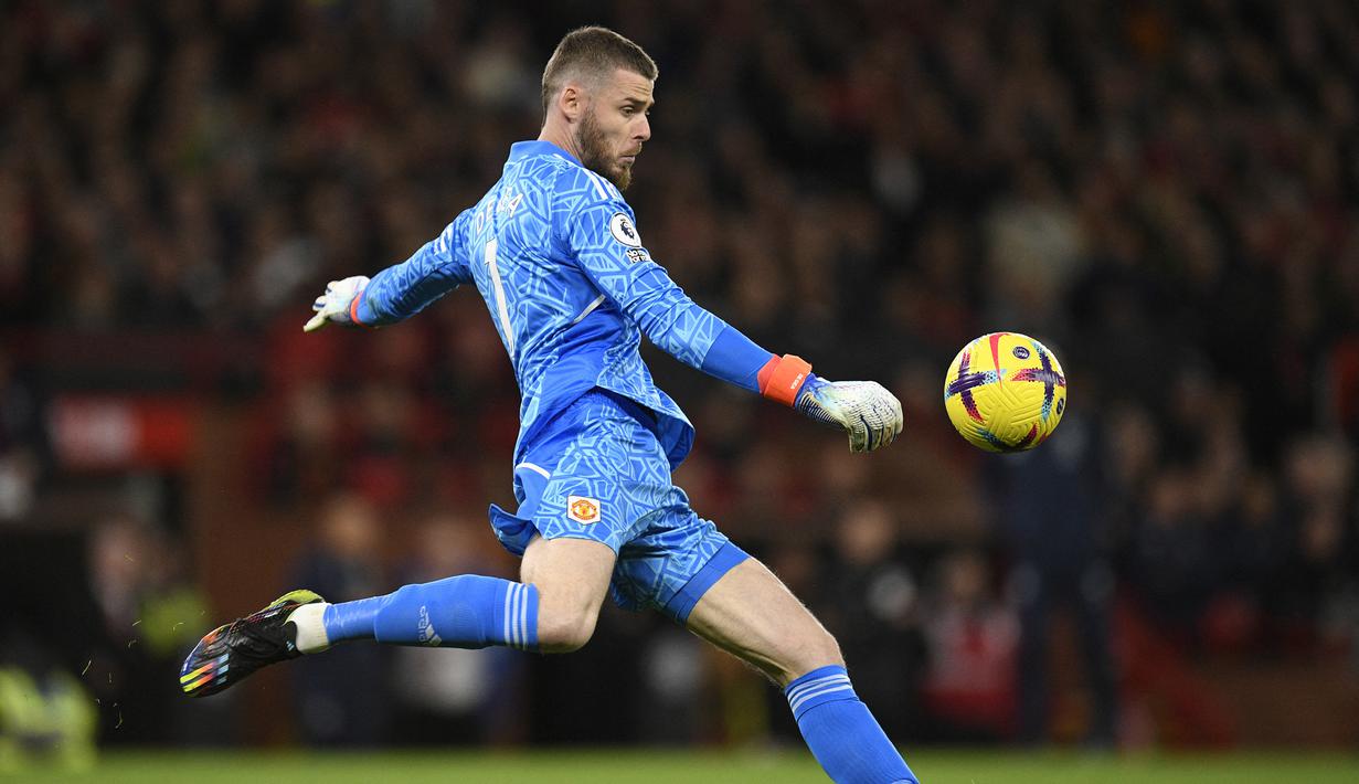 David De Gea. Kiper asal Spanyol berusia 32 tahun ini menjadi kiper aktif dengan durasi paling lama sebagai pilihan utama yang berlaga di Liga Inggris. Ia didatangkan Manchester United pada awal musim 2011/2012 dari Atletico Madrid dengan nilai transfer 25 juta euro. Ia langsung diplot sebagai kiper utama menggantikan posisi Edwin van der Sar yang memilih pensiun pada akhir musim 2010/2011. Hingga kini David De Gea telah tampil dalam 511 laga di bawah mistar gawang Setan Merah pada semua ajang dengan mencatat 177 kali clean sheet dan kebobolan 553 gol. (AFP/Oli Scarff)