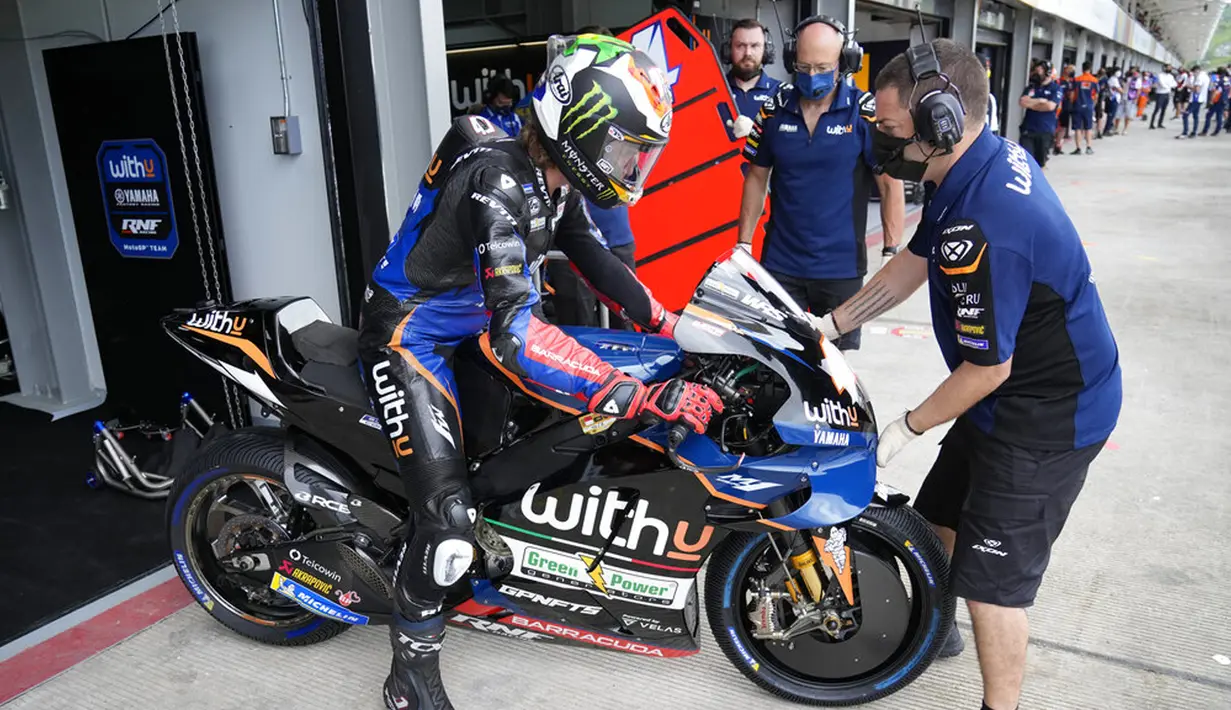 Pembalap WithU Yamaha RNF MotoGP asal Afrika Selatan Darryn Binder duduk di atas sepeda motornya saat sesi latihan bebas pertama di Pertamina Mandalika International Street Circuit, Mandalika, Lombok Tengah, Nusa Tenggara Barat, Jumat (18/3/2022). (AP Photo/Achmad Ibrahim)