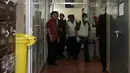 Penyidik KPK tiba di Gedung Nusantara I untuk menggeledah ruangan 0621 milik Damayanti Wisnu Putranti, Jakarta, Kamis (14/1/2016). Damayanti diduga melakukan suap dalam pengamanan proyek Kementerian PUPR pada APBN 2016. (Liputan6.com/Johan Tallo) 