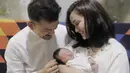 Setelah 4 tahun menikah, akhirnya Atiqah Hasiholan dan Rio Dewanto dikaruniai seorang anak perempuan pada 23 Juni 2017 lalu. Salma Jihane Putri Dewanto, kini semakin tumbuh menjadi anak yang menggemaskan. (Instagram/atiqahhasiholan)