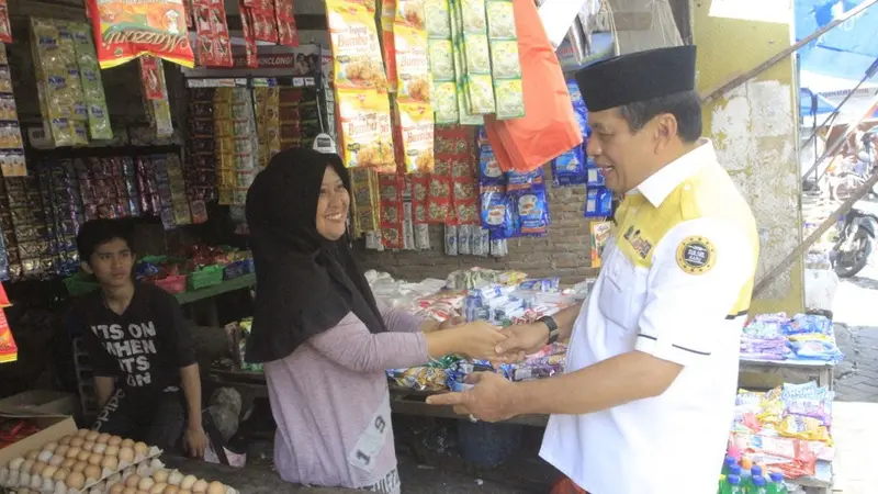 Emak-emak pedagang di Pasar Pannampu Makassar Salaman Dengan Cagub Sulsel Nurdin Halid (Liputan6.com/ Eka Hakim)