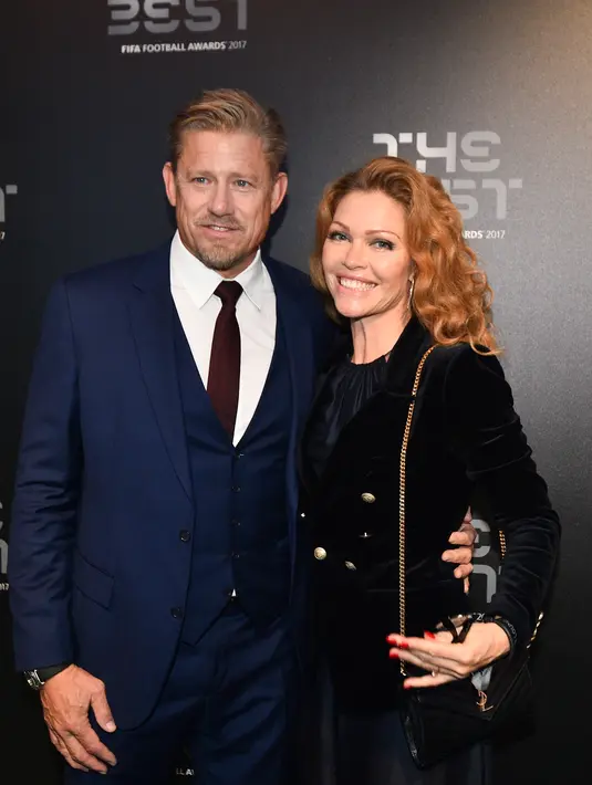 Kiper asal Denmark Peter Schmeichel dan pasangannya, Laura von Lindholm saat menghadiri The Best FIFA Football Awards, London, Senin (23/10). Sejumlah penghargaan diberikan FIFA kepada para pelaku penting di dalam dan luar lapangan hijau. (Glyn KIRK/AFP)