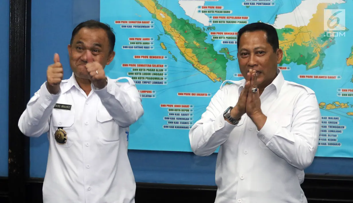 Kepala BNN Irjen Pol Heru Winarko (kiri) pose bareng mantan kepala BNN Komjen Pol Budi Waseso atau Buwas saat acara Kenal Pamit di Gedung BNN, Cawang, Jakarta, Senin (5/3). (Liputan6.com/Arya Manggala)