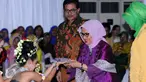 Istri Wakil Presiden RI, Mufidah Jusuf Kalla (kedua kanan) menerima selendang saat menghadiri Lomba Kuliner Daerah dan Desain Busana Nusantara di Kementerian Agraria dan Tata Ruang/Kepala BPN Jakarta, Senin (18/4/2016). (Liputan6.com/Helmi Fithriansyah)